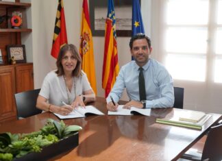 Paterna aferma el seu lideratge empresarial mitjançant un acord amb FEMEVAL per a impulsar la transformació digital Sagredo i Empar Martínez durant la signatura del conveni entre l'Ajuntament de Paterna i FEMEVAL.