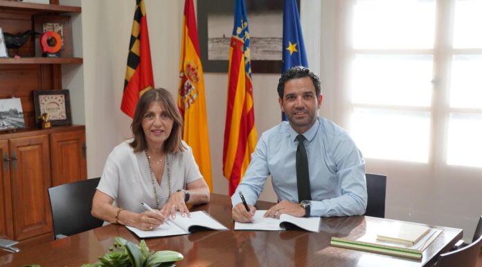 Sagredo i Empar Martínez durant la signatura del conveni entre l'Ajuntament de Paterna i FEMEVAL.