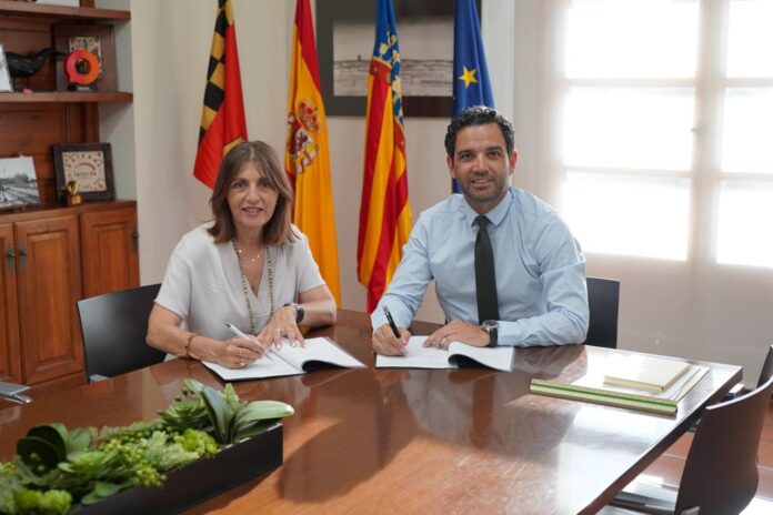 7televalencia Sagredo y Empar Martínez durante la firma del convenio entre Ayuntamiento de Paterna y FEMEVAL Sagredo i Empar Martínez durant la signatura del conveni entre l'Ajuntament de Paterna i FEMEVAL.
