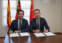 Paterna avança per a convertir-se en el referent futbolístic de la Xina a Europa Sagredo i Wenzhe Chen signant a Paterna