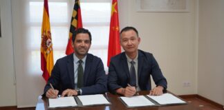 Sagredo i Wenzhe Chen signant a Paterna