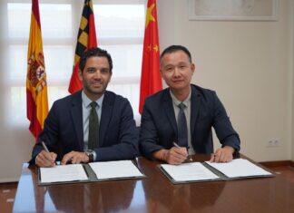 Sagredo i Wenzhe Chen signant a Paterna