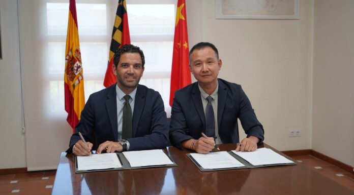 Sagredo i Wenzhe Chen signant a Paterna