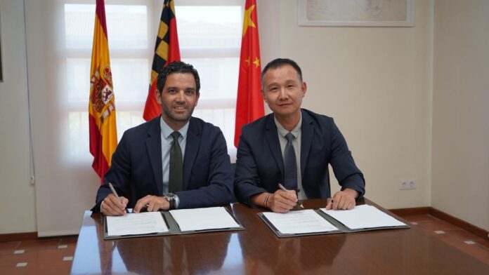 7televalencia Sagredo y el Presidente de la Asociación Wenzhe Chen Sagredo i Wenzhe Chen signant a Paterna