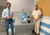Paterna impulsa una xarxa de quioscos digitals en tots els seus barris per a millorar i acostar l’administració a la ciutadania Sagredo i el regidor Lucas Jódar davant d'un quiosc digital de Paterna