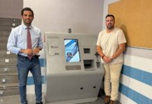Paterna impulsa una xarxa de quioscos digitals en tots els seus barris per a millorar i acostar l’administració a la ciutadania Sagredo i el regidor Lucas Jódar davant d'un quiosc digital de Paterna