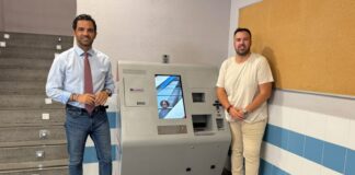 Sagredo i el regidor Lucas Jódar davant d'un quiosc digital de Paterna