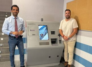 Sagredo i el regidor Lucas Jódar davant d'un quiosc digital de Paterna