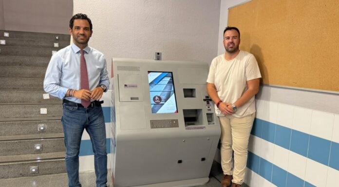 Sagredo i el regidor Lucas Jódar davant d'un quiosc digital de Paterna