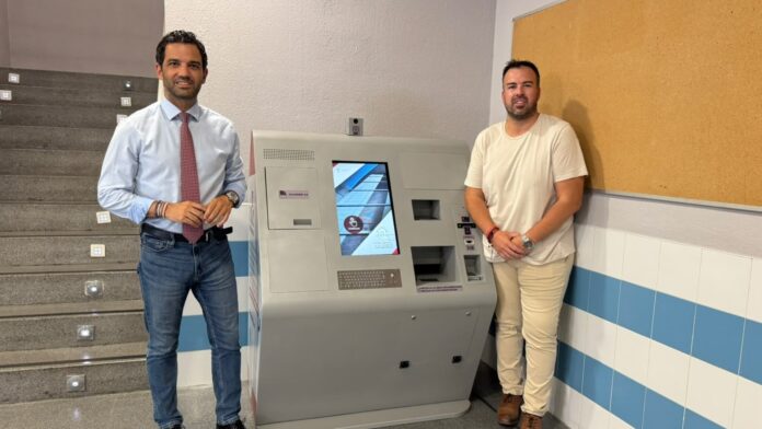 7televalencia Sagredo y el concejal Lucas Jodar junto a uno de los quioscos digitales instalados en Paterna Sagredo i el regidor Lucas Jódar davant d'un quiosc digital de Paterna