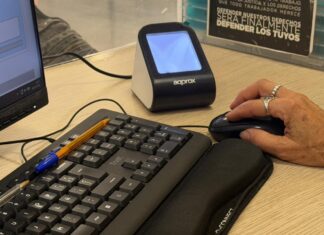 Paterna, entre les primeres ciutats d’Espanya a incorporar el DNI digital en l’atenció ciutadana **Un lector de codis QR compatible amb MiDNI a l'Ajuntament de Paterna