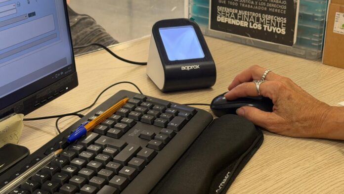 7televalencia Un lector QR compatible con MiDNI en el Ayuntamiento de Paterna **Un lector de codis QR compatible amb MiDNI a l'Ajuntament de Paterna
