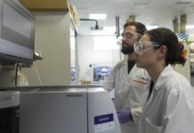 La innovación frente a la escasez del agua: AIMPLAS impulsa nuevas tecnologías para eliminar microplásticos y contaminantes Científicos de AIMPLAS contra la escasez del agua