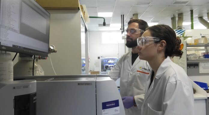La innovación frente a la escasez del agua: AIMPLAS impulsa nuevas tecnologías para eliminar microplásticos y contaminantes Científicos de AIMPLAS contra la escasez del agua