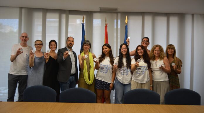 Alumnes de l’IES Salvador Gadea d’Aldaia creen un projecte per a millorar la seguretat de les persones amb TEA Alumnes del Projecte SETPTEA a l'Ajuntament d'Aldaia