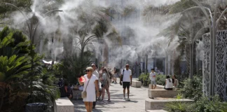 Mapa de los 38 puntos para resguardarse del calor en Valencia: estos son los refugios climáticos de la ciudad Plaza de la Reina con vaporizadores