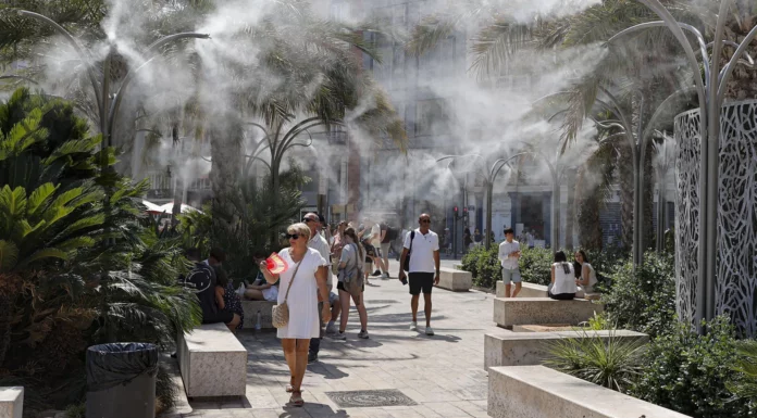 Mapa de los 38 puntos para resguardarse del calor en Valencia: estos son los refugios climáticos de la ciudad Plaza de la Reina con vaporizadores
