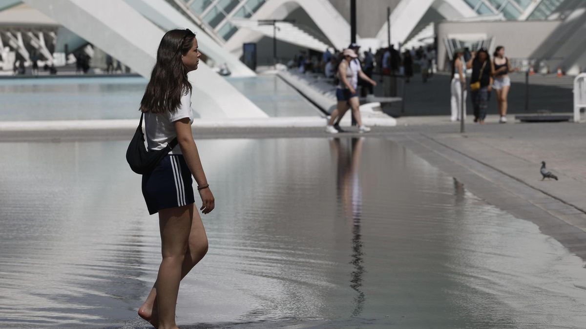 VALÈNCIA, 22/06/2026.- Una joven se refresca en el estanque de la Ciudad de las Artes y las Ciencias de Valencia. EFE/ Kai Försterling