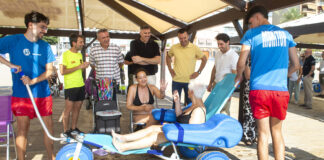 President de la Diputació a la platja accessible de Cullera