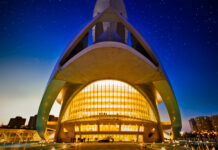 Valencia vive la Gran Nit de Juliol: museos abiertos hasta medianoche, conciertos y visitas especiales para vivir la gran noche cultural Palau de les Arts por la noche. Gran Nit de Juliol