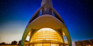 Valencia vive la Gran Nit de Juliol: museos abiertos hasta medianoche, conciertos y visitas especiales para vivir la gran noche cultural Palau de les Arts por la noche. Gran Nit de Juliol