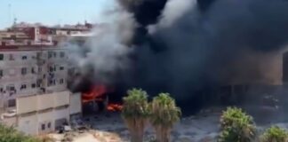 Virulento incendio en unos bajos okupados de València obliga a desalojar varias viviendas Aparatoso incendio en Benicalap