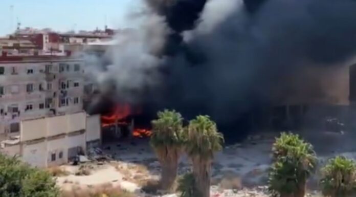 Virulento incendio en unos bajos okupados de València obliga a desalojar varias viviendas Aparatoso incendio en Benicalap