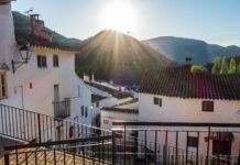 La doble realidad del interior valenciano: pueblos en riesgo de despoblación que multiplican su población cada verano Calles de Sot de Chera