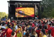 España-Bélgica: todas las pantallas gigantes para ver a la selección en Valencia Pantalla gigante para seguir a España. EFE