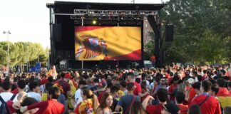 Pantalla gigante para seguir a España. EFE