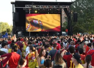Pantalla gigante para seguir a España. EFE