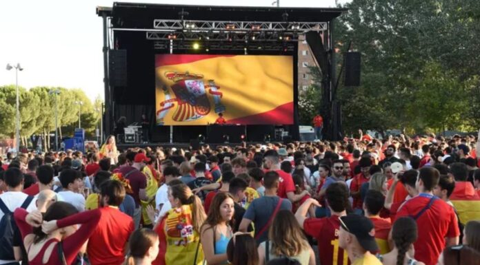 Pantalla gigante para seguir a España. EFE