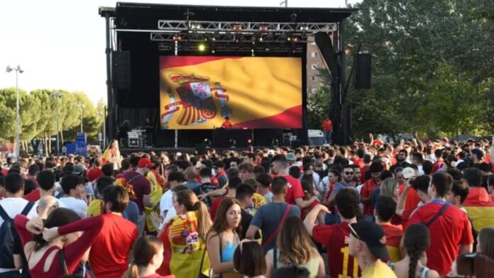 Pantalla gigante para seguir a España. EFE