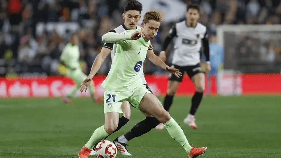 Pepelu, ante De Jong, en el Valencia CF - FC Barcelona en Mestalla. EFE