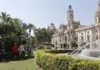 Récord de muertes por calor en la Comunitat Valenciana: 62 fallecidos en un junio histórico de altas temperaturas Turistas resguardándose del calor en la plaza del Ayuntamiento. EFE
