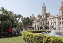 Récord de muertes por calor en la Comunitat Valenciana: 62 fallecidos en un junio histórico de altas temperaturas Turistas resguardándose del calor en la plaza del Ayuntamiento. EFE