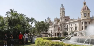 Récord de muertes por calor en la Comunitat Valenciana: 62 fallecidos en un junio histórico de altas temperaturas Turistas resguardándose del calor en la plaza del Ayuntamiento. EFE