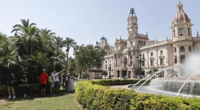 Récord de muertes por calor en la Comunitat Valenciana: 62 fallecidos en un junio histórico de altas temperaturas Turistas resguardándose del calor en la plaza del Ayuntamiento. EFE