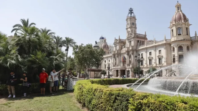 7televalencia valencia calor Turistas resguardándose del calor en la plaza del Ayuntamiento. EFE