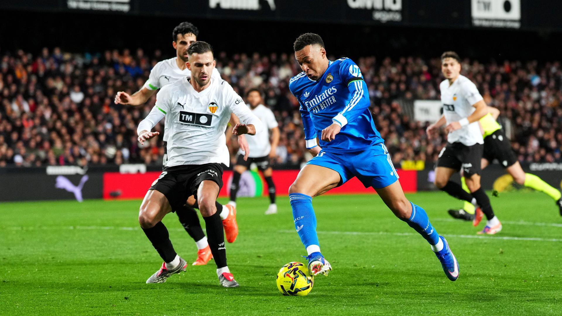 Kylian Mbappé en una disputa durante el Valencia CF - Real Madrid en Mestalla