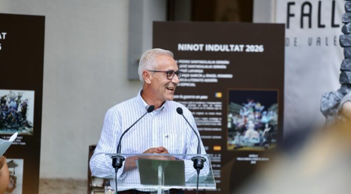 Santiago Bballester durante la entrega de ninots 2026 / JCD - Armando Romero
