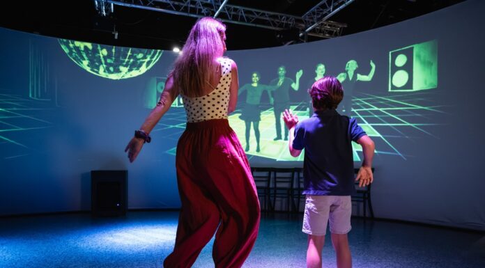 La exposición más divertida del verano llega a València: el Museu de les Ciències estrena ‘¡Bailar! El arte de moverse’ Una de las instalaciones para bailar en parejas