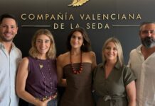 Marta Lozano se volverá a vestir de fallera: la influencer valenciana prepara el traje con el que sorprenderá en Fallas La influencer Marta Lozano junto con los responsales de las firmas / RRSS @marianindumentaria