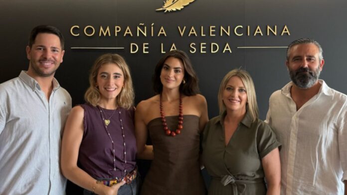 La influencer Marta Lozano junto con los responsales de las firmas / RRSS @marianindumentaria