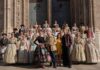 La indumentaria valenciana y las Falleras Mayores de Valencia conquistan el «prime time» nacional Una de las imágenes que dejó la grabación a las puertas de La Lonja / RTVE