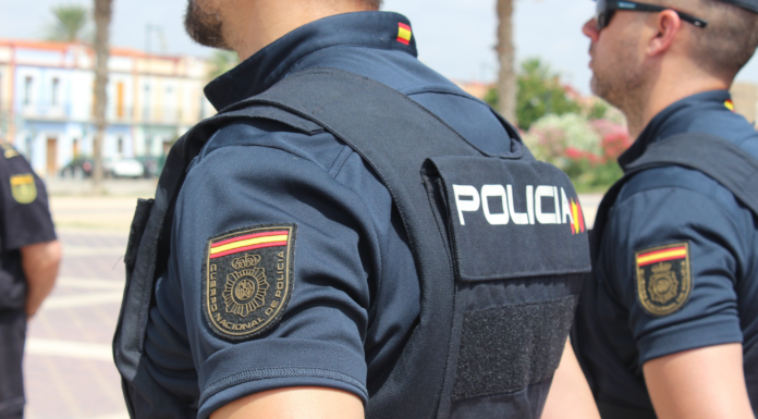 Intenta asfixiar a su expareja y la amenaza con un cuchillo tras quebrantar una orden de alejamiento Intenta asfixiar a su expareja y la amenaza con un arma en Torrent