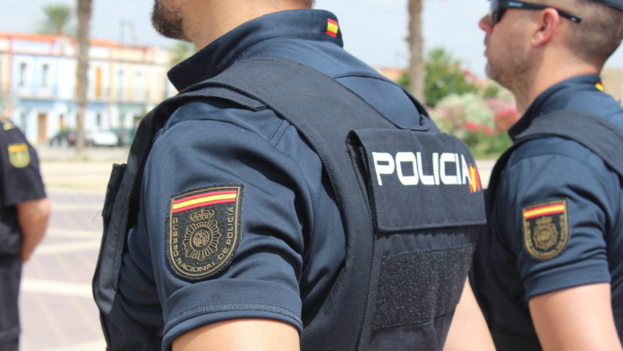 Intenta asfixiar a su expareja y la amenaza con un arma en Torrent