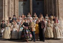 La indumentaria valenciana y las Falleras Mayores de Valencia conquistan el «prime time» nacional Una de las imágenes que dejó la grabación a las puertas de La Lonja / RTVE