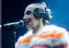 Luz Casal conquista Valencia peinada de fallera y con aderezos de Art Antic Luz Casal durante su concierto en Valencia / RRSS FAR