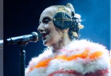 Luz Casal conquista Valencia peinada de fallera y con aderezos de Art Antic Luz Casal durante su concierto en Valencia / RRSS FAR